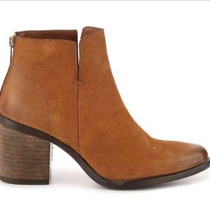 Steven Madden brown ankle boots 5.5